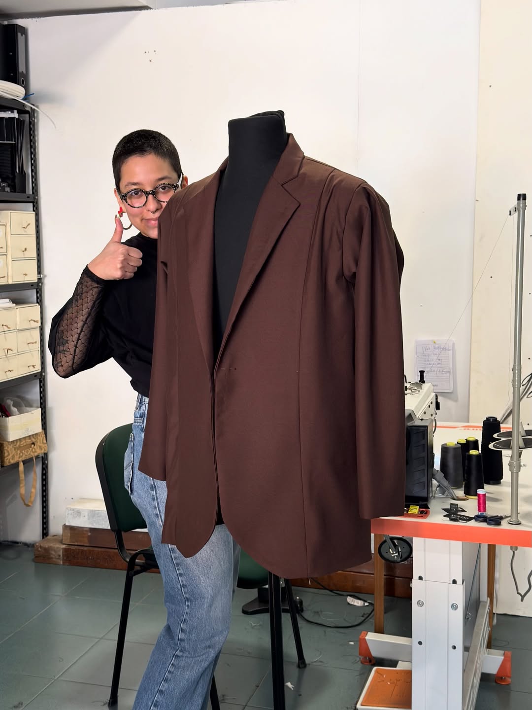 Detalle del traje marrón chocolate con mangas abullonadas de Atelier Molina para Milo J
