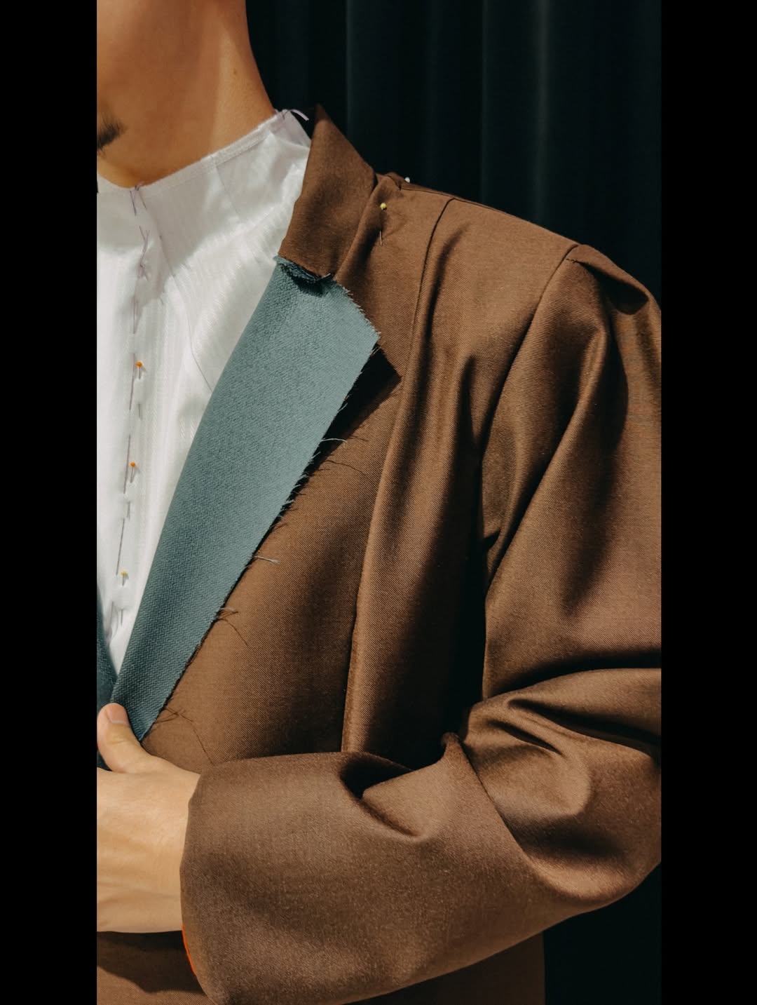 Milo J en Red Bull Sinfónico de Trueno con traje de casimir de Atelier Molina